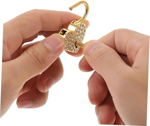 قطعتان من أحجار الراين الذهبية على شكل قلب قفل معدني صغير بمفتاح أقفال أمان قفل من أحجار الراين على شكل قلب تذكار على شكل قلب قفل أمان البنك سبيكة مع مفتاح in Kuwait