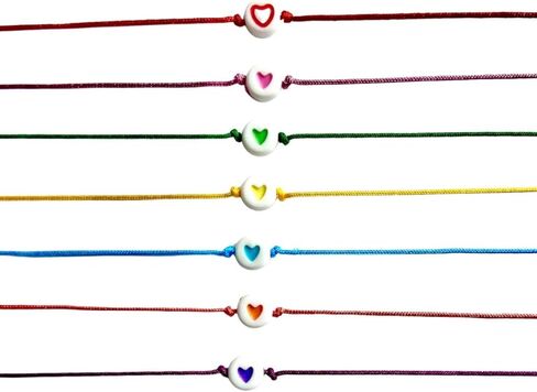 سبعة أساور على شكل قلب الصداقة للنساء، حبة صغيرة. سلك خيط قابل للتعديل، صناعة يدوية. عيد المرأة والأم. هدية خاصة لعيد الحب أو عيد الميلاد. in Kuwait