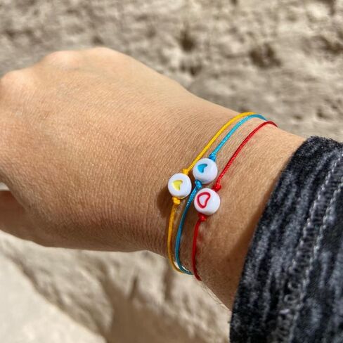 سبعة أساور على شكل قلب الصداقة للنساء، حبة صغيرة. سلك خيط قابل للتعديل، صناعة يدوية. عيد المرأة والأم. هدية خاصة لعيد الحب أو عيد الميلاد. in Kuwait