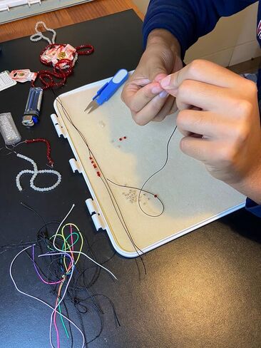 سبعة أساور على شكل قلب الصداقة للنساء، حبة صغيرة. سلك خيط قابل للتعديل، صناعة يدوية. عيد المرأة والأم. هدية خاصة لعيد الحب أو عيد الميلاد. in Kuwait