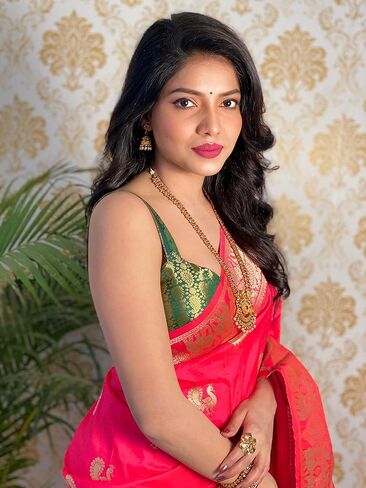 ساري هندي تقليدي للنساء من كنيتلي، ساري باناراسي ذهبي زاري من الحرير الناعم للنساء مع بلوزة غير مخيطة، احمر، مقاس واحد in Kuwait