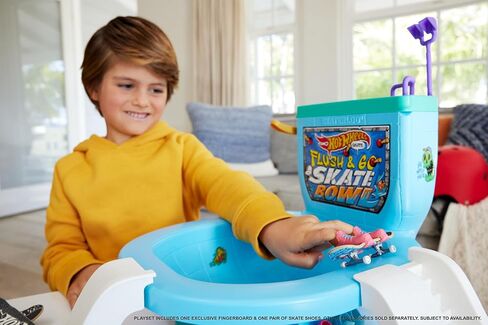 مجموعة تزلج على شكل لوح أصابع للمرحاض من Hot Wheels، حديقة تزلج Flush & Go مع لوحة واحدة حصرية، زوج واحد من أحذية التزلج القابلة للإزالة وورقة لاصقة in Kuwait