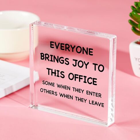 لافتات زخرفية ملهمة من الأكريليك للمكتب - فن سطح المكتب وديكور سطح المكتب المنزلي - الجميع يجلب السعادة لهذا المكتب (4 × 4 بوصات) in Kuwait