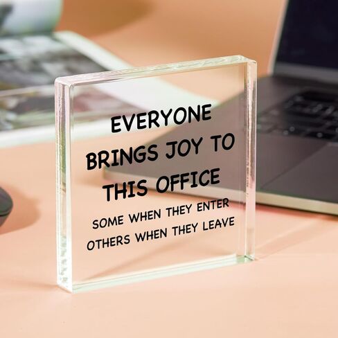 لافتات زخرفية ملهمة من الأكريليك للمكتب - فن سطح المكتب وديكور سطح المكتب المنزلي - الجميع يجلب السعادة لهذا المكتب (4 × 4 بوصات) in Kuwait