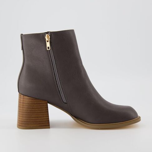 حذاء نسائي من CUSHIONAIRE بكعب Dante + إسفنج يحتفظ بالشكل، متوفر بعرض واسع in Kuwait