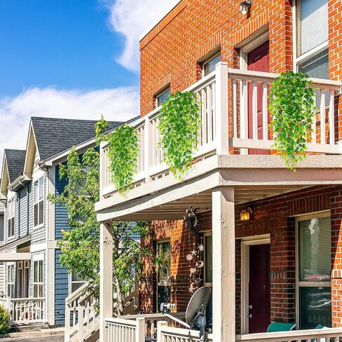 نباتات معلقة وهمية نباتات اللبلاب الكرمة الاصطناعية الخضراء المعلقة لحفلات الزفاف وغرفة المنزل والفناء الداخلي والخارجي ورف المنزل وديكور المكتب in Kuwait