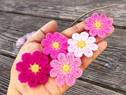 Handmade Crochet Daisy Flower Decoration Sewing Appliques Floral Petal Sew on Patches Ornament for DIY Craft Costume Bag Earrings or Hair Accessory (White) in Kuwait