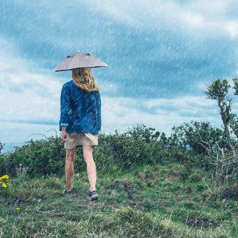 قبعة مظلة قابلة للطي، خفيفة الوزن بدون استخدام اليدين، مظلة مرنة مقاومة للماء للجولف والتخييم والصيد والشاطئ والحفلات الموسيقية في الأيام الممطرة، قطر 25.59 بوصة in Kuwait