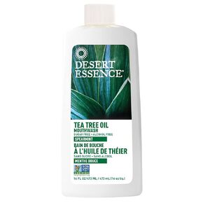 غسول الفم بزيت شجرة الشاي من Desert Essence - 16 أونصة سائلة - عبوة من 6 - منعش طبيعي - نكهة النعناع - يساعد على تقليل تراكم البلاك - ينعش الفم واللثة - فيتامين C - العناية بالفم - بدون بارابين