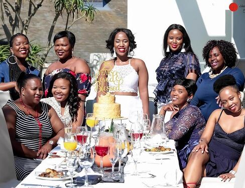 غلاف كعكة AHAORAY محبوب لمدة 25 عامًا - لوازم تزيين كعكة عيد الميلاد الخامس والعشرين اللامعة باللون الذهبي، مثالية لحفلات الزفاف أو الذكرى السنوية أو حفلات أعياد الميلاد، دعامات كشك الصور in Kuwait