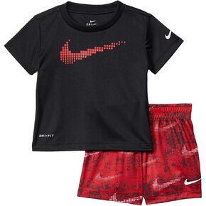 طقم تي شيرت وشورت برسوم جرافيك من Nike Little Boy مكون من قطعتين