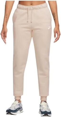 بنطال رياضي Nike Sportswear Club Fleece للسيدات متوسط ​​الارتفاع (SANDDRIFT/أبيض، DQ5191-126) مقاس صغير in Saudi Arabia
