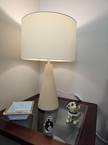 مصباح طاولة LED من Brightech Nathaniel - مصباح طاولة برج أسمنتي أبيض حديث بجانب السرير، منضدة، مكتب - ضوء أبيض ناعم ومريح لغرفة المعيشة وغرفة النوم in Kuwait