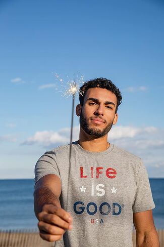 تي شيرت رجالي برسوم بيانية من Life is Good يحمل العلم الأمريكي والأسماك in Saudi Arabia