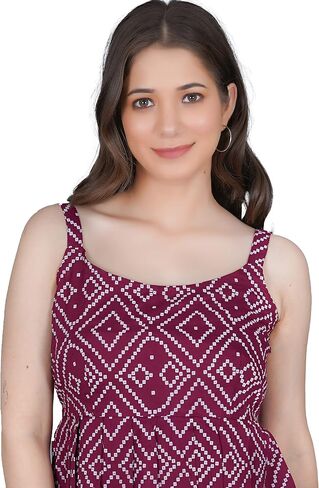 المرأة عارضة بلا أكمام الأعلى المطبوعة. in Saudi Arabia