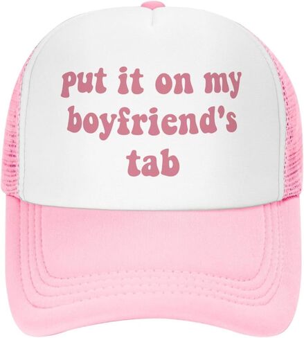 قبعات سائقي الشاحنات من Put It On My Boyfriends Tab للنساء باللون الوردي للرجال هدية فكاهية قبعات وردية للرجال in Kuwait