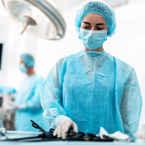 مساعدة المرضى، 20 حزمة من ملابس الوقاية الشخصية العازلة التي يمكن التخلص منها، مسجلة لدى إدارة الغذاء والدواء، المستوى 2، PP+PE، 40 جرامًا للمتر المربع، ربطة عنق مزدوجة كاملة الظهر، 55 بوصة طول، جودة المستشفى in Kuwait