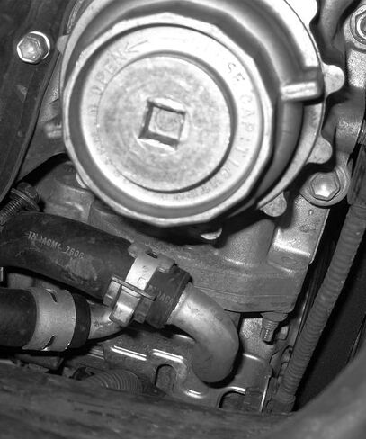Oil Filter Housing Cap Assembly,Aluminum Oil Filter Housing Cover Replacement,Car Accessories Oil Filter Housing Cover Cap with Oil Plug,Compatible with Most Car Models,Replace #15620-31060 in Saudi Arabia