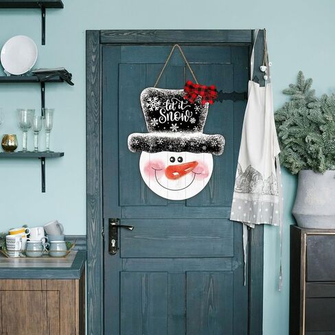 علامة تعليق خشبية لرجل ثلج عيد الميلاد من الحوت، دعها ثلج، لافتة تعليق على باب عيد الميلاد في عطلة الشتاء، علامة إكليل الترحيب مع قوس منقوش الجاموس للداخل والخارج، ديكور نافذة المنزل والمزرعة in Saudi Arabia