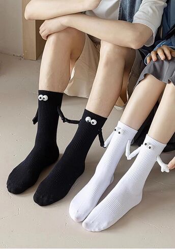 GEOOT Magnetic Hand in Hand Socks, Socks with Magnetic Hands of Couple Holding Hands Socks, Funny Couple Tube Socks Friendship Gift for Men Women (Black + White, 2 Pairs) in Kuwait