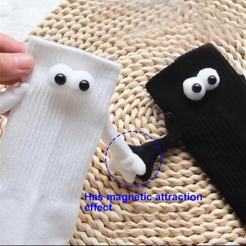GEOOT Magnetic Hand in Hand Socks, Socks with Magnetic Hands of Couple Holding Hands Socks, Funny Couple Tube Socks Friendship Gift for Men Women (Black + White, 2 Pairs) in Kuwait