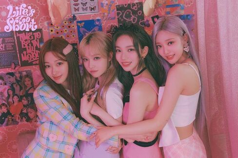 ألبوم صغير Aespa Girls 2nd إصدار العالم الحقيقي CD+72p PhotoBook+1p بولارويد+1p PhotoCard+1p ملصق قابل للطي على العبوة+1ea ملصق+تتبع مختوم in Saudi Arabia
