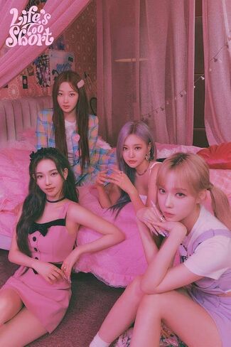 ألبوم صغير Aespa Girls 2nd إصدار العالم الحقيقي CD+72p PhotoBook+1p بولارويد+1p PhotoCard+1p ملصق قابل للطي على العبوة+1ea ملصق+تتبع مختوم in Saudi Arabia