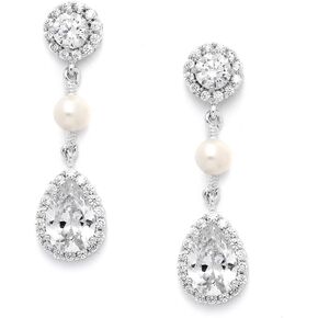 أقراط الزفاف المصنوعة يدويًا من لؤلؤ المياه العذبة من مارييل مع هالات دائرية من الزركونيوم ودموع على شكل كمثرى in Kuwait