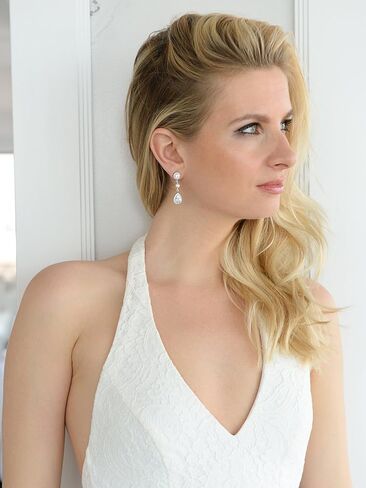 أقراط الزفاف المصنوعة يدويًا من لؤلؤ المياه العذبة من مارييل مع هالات دائرية من الزركونيوم ودموع على شكل كمثرى in Kuwait