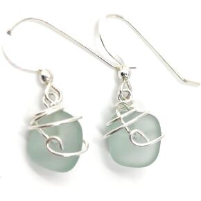 جديد! أقراط مرصوفة بالحصى رائعة من زجاج البحر الأخضر مع خطافات من الفضة الاسترليني، من تصميم إيمي تريزور in Kuwait