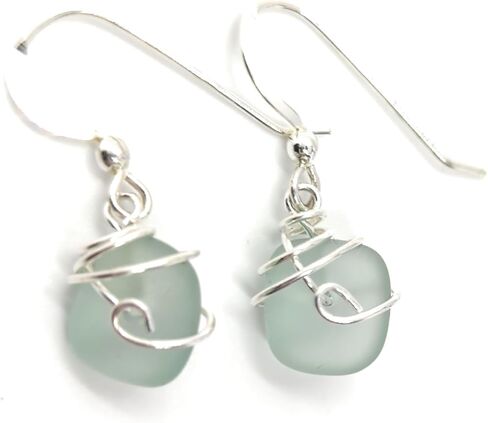 جديد! أقراط مرصوفة بالحصى رائعة من زجاج البحر الأخضر مع خطافات من الفضة الاسترليني، من تصميم إيمي تريزور in Kuwait