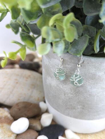 جديد! أقراط مرصوفة بالحصى رائعة من زجاج البحر الأخضر مع خطافات من الفضة الاسترليني، من تصميم إيمي تريزور in Kuwait