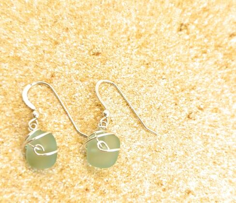 جديد! أقراط مرصوفة بالحصى رائعة من زجاج البحر الأخضر مع خطافات من الفضة الاسترليني، من تصميم إيمي تريزور in Kuwait