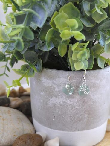 جديد! أقراط مرصوفة بالحصى رائعة من زجاج البحر الأخضر مع خطافات من الفضة الاسترليني، من تصميم إيمي تريزور in Kuwait