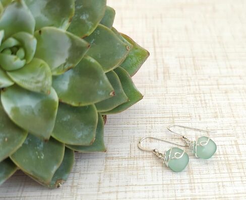 جديد! أقراط مرصوفة بالحصى رائعة من زجاج البحر الأخضر مع خطافات من الفضة الاسترليني، من تصميم إيمي تريزور in Kuwait