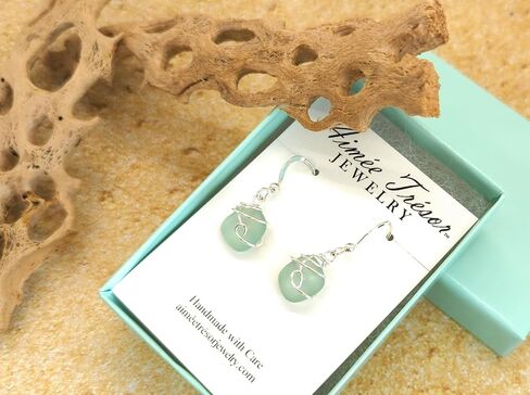 جديد! أقراط مرصوفة بالحصى رائعة من زجاج البحر الأخضر مع خطافات من الفضة الاسترليني، من تصميم إيمي تريزور in Kuwait