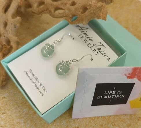 جديد! أقراط مرصوفة بالحصى رائعة من زجاج البحر الأخضر مع خطافات من الفضة الاسترليني، من تصميم إيمي تريزور in Kuwait