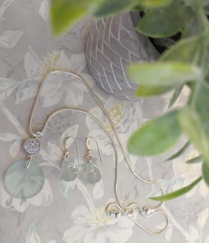 جديد! أقراط مرصوفة بالحصى رائعة من زجاج البحر الأخضر مع خطافات من الفضة الاسترليني، من تصميم إيمي تريزور in Kuwait