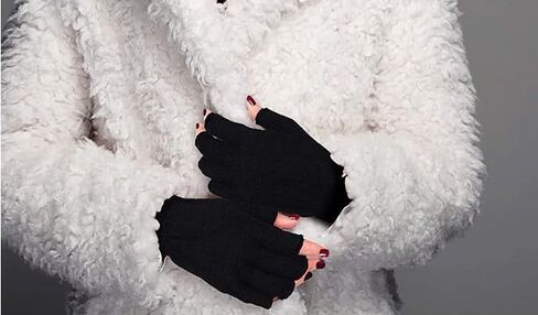 زوج واحد من قفازات الشتاء السوداء نصف أصابع محبوكة بدون أصابع قفازات دافئة قابلة للتمدد قفازات نسائية بدون أصابع للرجال والنساء in Kuwait