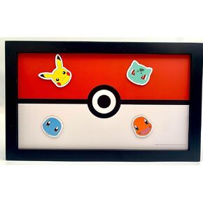 لافتة حائط بإطار من Silver Buffalo Pokemon مقاس 10 × 16.5 بوصة مع 4 مغناطيسات بوكيمون - بيكاتشو، بولباسور، سكويرتل، تشارماندر
