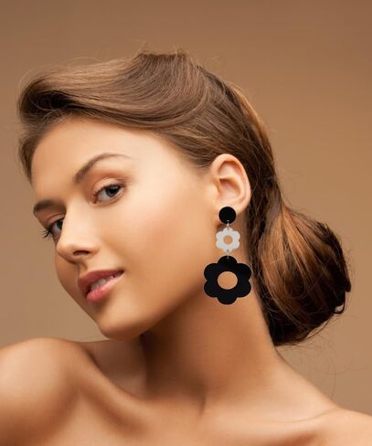 Flower Earrings for Women Acrylic Daisy Drop Dangle Flowers Floral Earrings Y2k 70s Yellow White Black Flowers Earrings in Saudi Arabia
