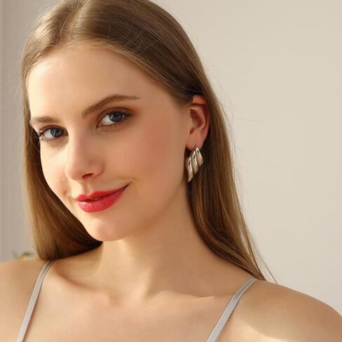 أقراط ذهبية فاخرة عتيقة للنساء - تصميم جناح كبير الحجم عصري للأناقة العصرية in Kuwait