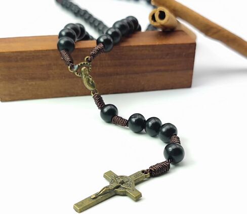 مسبحة للرجال، قلادة مسبحة مع مسبحة خشبية خرز أسود، Rosarios Catolicos para Hombre، Regalos para Hombre، Crucifijo del Perdon، La Cruz del Perdon Catolica، Recuerdos para Bautizo، San Benito in Kuwait