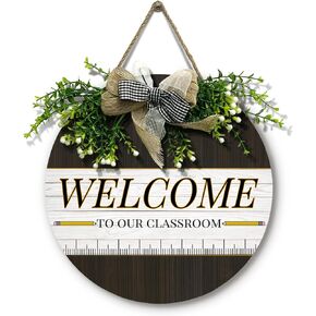 مرحبًا بكم في علامة الفصل الدراسي لدينا، علامة ترحيب للباب الخشبي، علامة ترحيب إكليل الترحيب لكتاب الفصل الدراسي، قلم رصاص، إكليل المعلم على شكل قلب لباب المدرسة، ديكورات باب اللوحة المعلقة، 12 × 12 بوصة