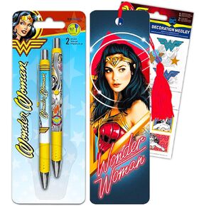مجموعة مجموعة العلامات المرجعية لقلم Wonder Woman ~ عبوتين من أقلام حبر جاف فاخرة من Wonder Woman مع قبضة مريحة، وعلامة Wonder Woman 1984 المرجعية، وملصقات Wonder Woman (مستلزمات مكتب Wonder Woman واللوازم المدرسية)