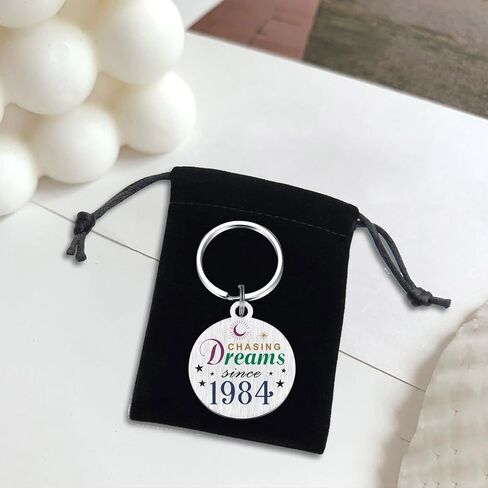 هدايا عيد الميلاد الأربعين من تنويه للرجال والنساء، سلسلة مفاتيح عيد ميلاد ولدت في عام 1984، هدايا عيد ميلاد عمرها 40 عامًا، مطاردة الأحلام منذ عام 1984 in Kuwait