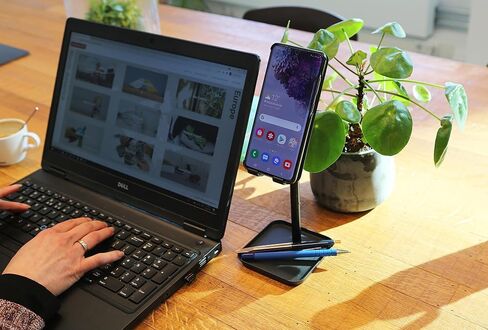 حامل هاتف مثالي عالمي قابل للتمديد ومريح وقابل للتعديل من Kikkerland مع صينية، أسود، للمنزل والمكتب وسطح المكتب in Kuwait