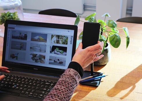 حامل هاتف مثالي عالمي قابل للتمديد ومريح وقابل للتعديل من Kikkerland مع صينية، أسود، للمنزل والمكتب وسطح المكتب in Kuwait