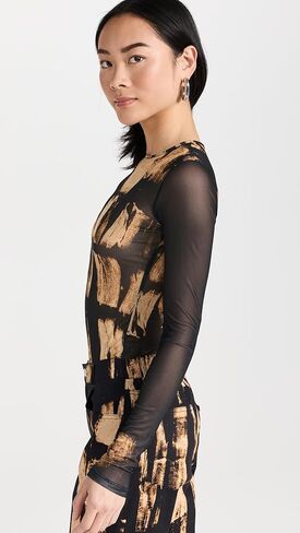 تي شيرت نسائي طويل الأكمام من Miao in Kuwait