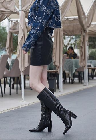 حذاء نسائي طويل للركبة من جلد التمساح الصناعي مقاس 3.2 بوصة وكعب عريض من ربلة الساق ومقدمة مدببة مع سحاب جانبي حذاء طويل للخريف لامع in Kuwait